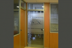 Mamparas y Divisiones para Oficinas de vidrio con vinilos en Barcelona