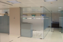 Mamparas y Divisiones para Oficinas de vidrio con vinilos en Barcelona