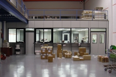 Mamparas y divisiones de oficina y despachos para altillos en Barcelona