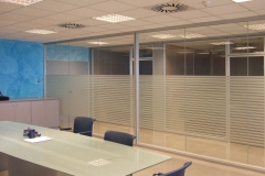 Mamparas y Divisiones para Oficinas de vidrio con vinilos en Barcelona