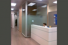 Mamparas y Divisiones para Oficinas de vidrio con vinilos en Barcelona