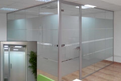 Mamparas y Divisiones para Oficinas de vidrio con vinilos en Barcelona