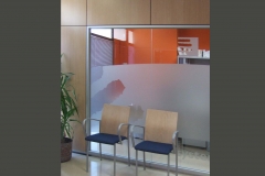 Mamparas y Divisiones para Oficinas de vidrio con vinilos en Barcelona