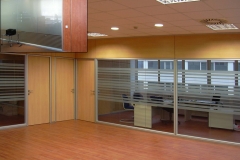 Mamparas y Divisiones para Oficinas de vidrio con vinilos en Barcelona