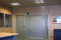 Mamparas y Divisiones para Oficinas de vidrio con vinilos en Barcelona